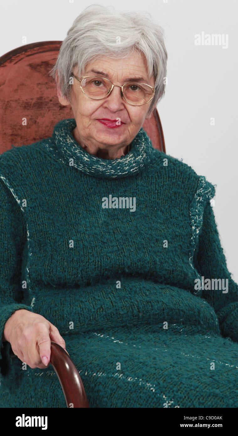 Portrait d'une vieille femme sur un arrière-plan gris Banque D'Images