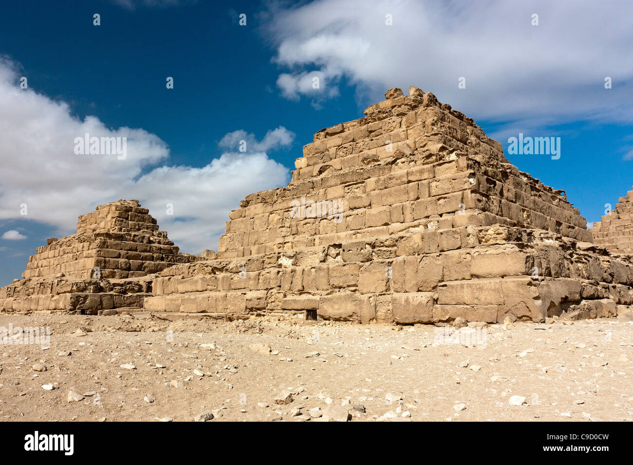 Deux des petites pyramides de Gizeh le Queens, nécropole du Caire avec la lumière des nuages blancs dans l'arrière-plan Banque D'Images