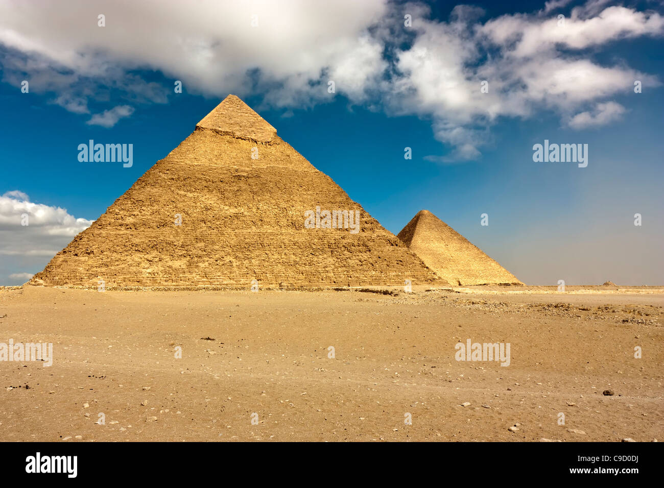 Les 2 principales pyramides de Chéops et Khafré au Gize nécropole avec le Caire le smog visible sur le côté droit Banque D'Images