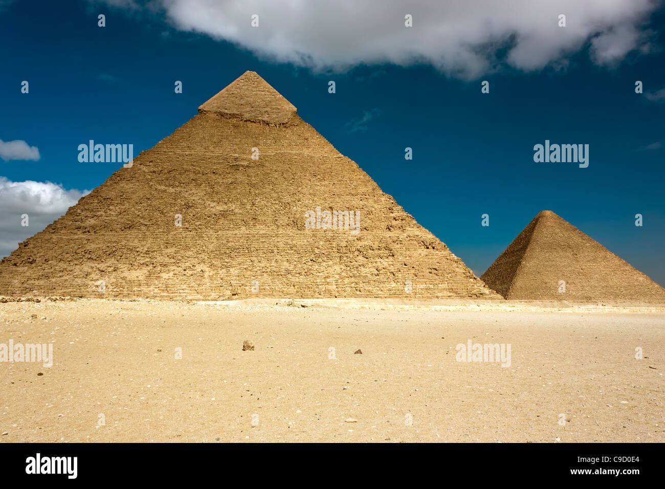Les pyramides de Khafré et Khufu avec blanc whispy derrière les nuages s'asseoir sur les sables du désert à la nécropole de Gizeh Banque D'Images