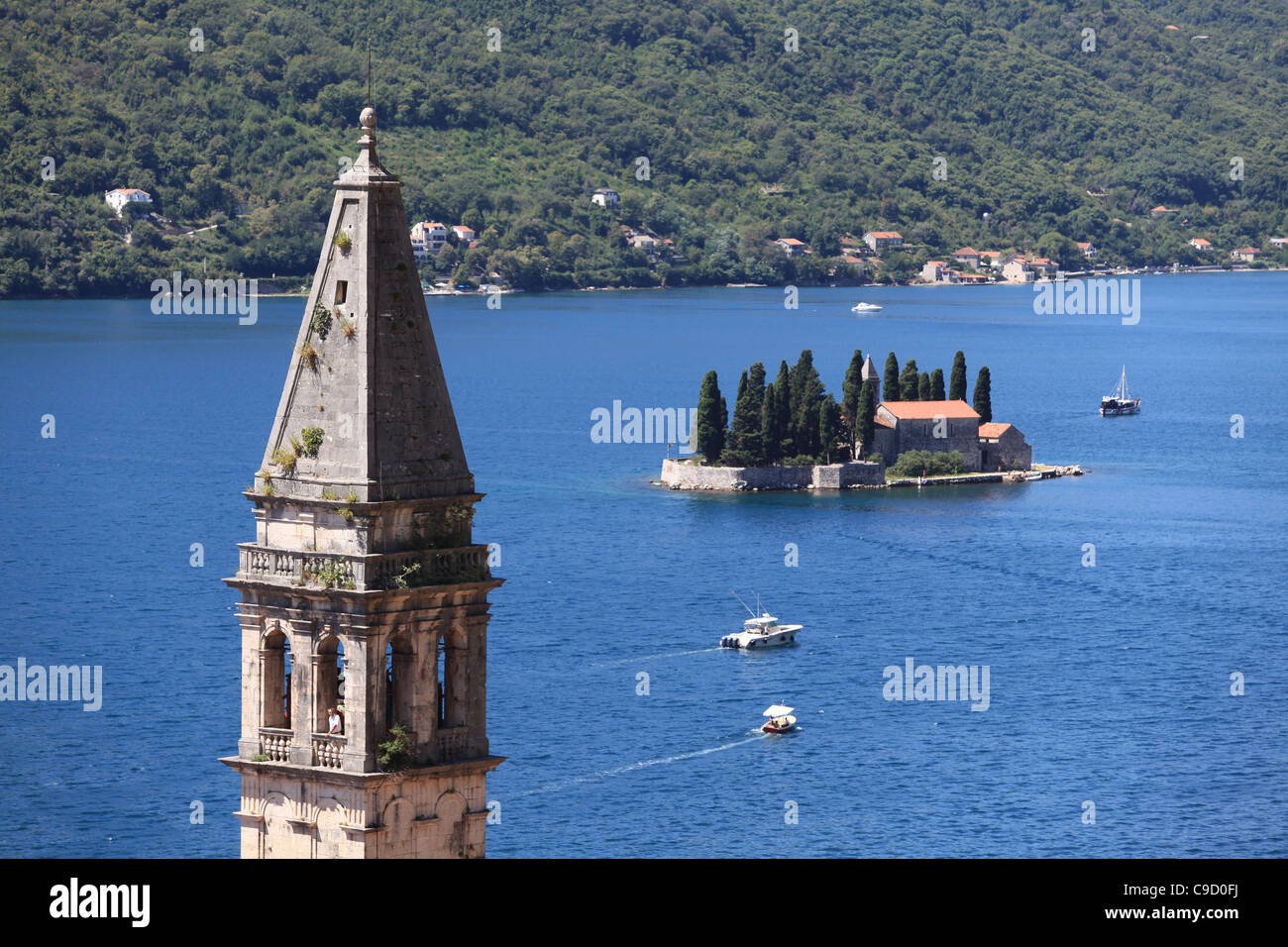 Le haut de la tour de la cloche de l'Eglise Saint-Nicolas et l'île de St George, dans la baie de Kotor, Monténégro de Perast Banque D'Images Le haut de la tour de la cloche de l'Eglise Saint-Nicolas et l'île de St George, dans la baie de Kotor, Monténégro de Perast Banque D'Images