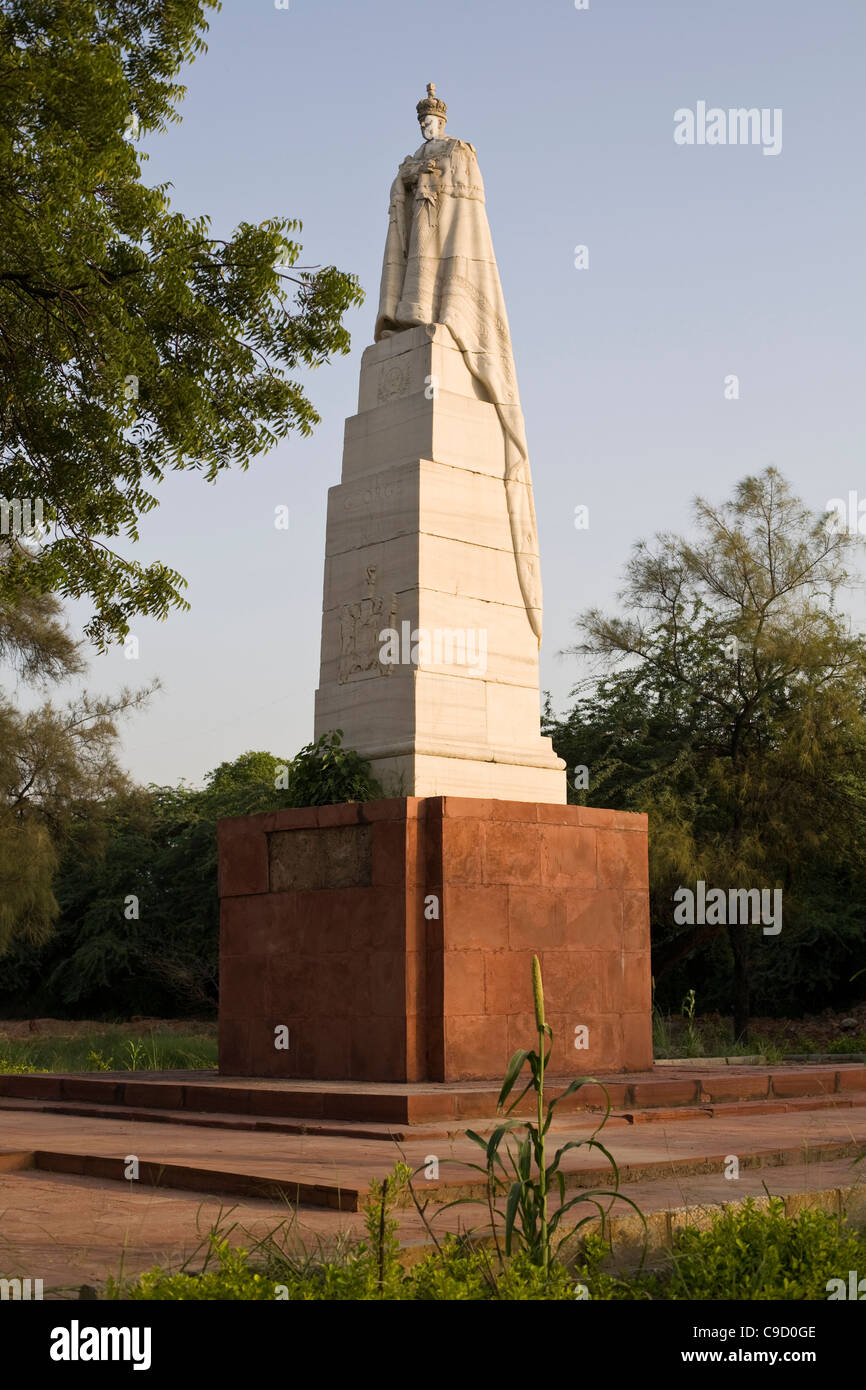 La statue du roi George V à la place Durbar couronnement près de Delhi, en Inde. Banque D'Images