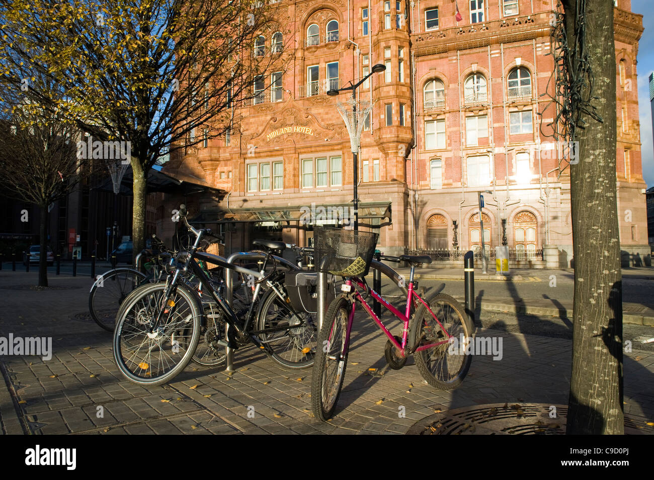 Pousser vélos dans le centre-ville de Manchester. Oct 2011 Banque D'Images