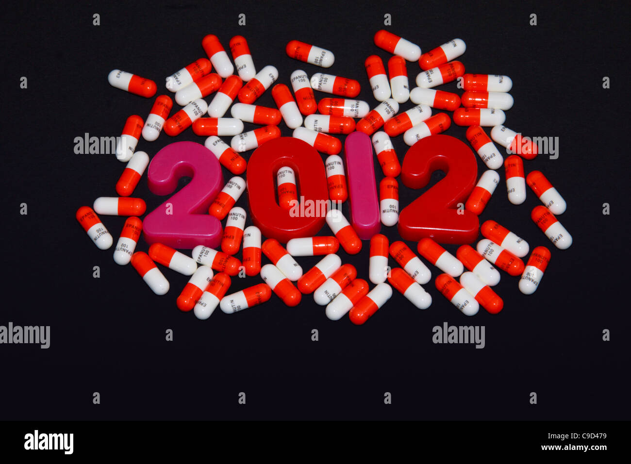 '2012' L'épeautre avec des lettres magnétiques entouré par des gélules Banque D'Images