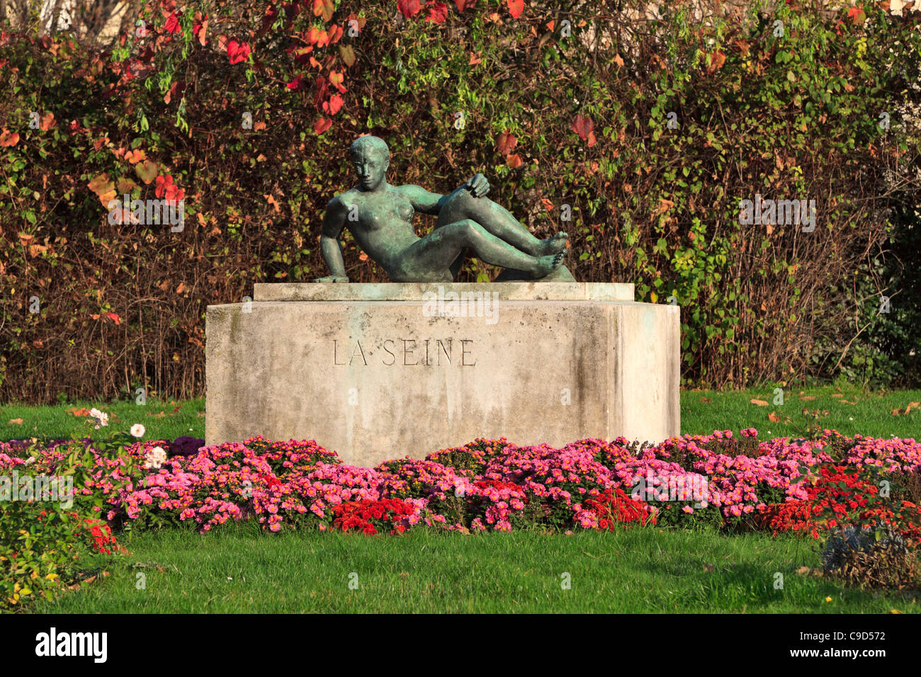 La Seine statue sur la Place de la Reine Astrid, Paris. Banque D'Images