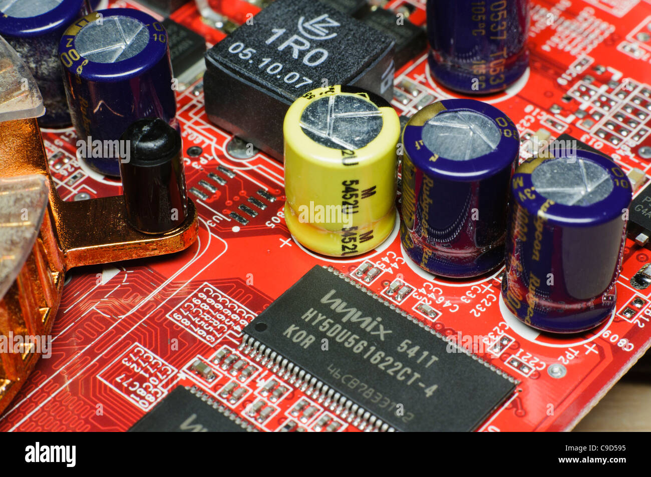Carte électronique avec des condensateurs, des circuits intégrés et autres  composants Photo Stock - Alamy
