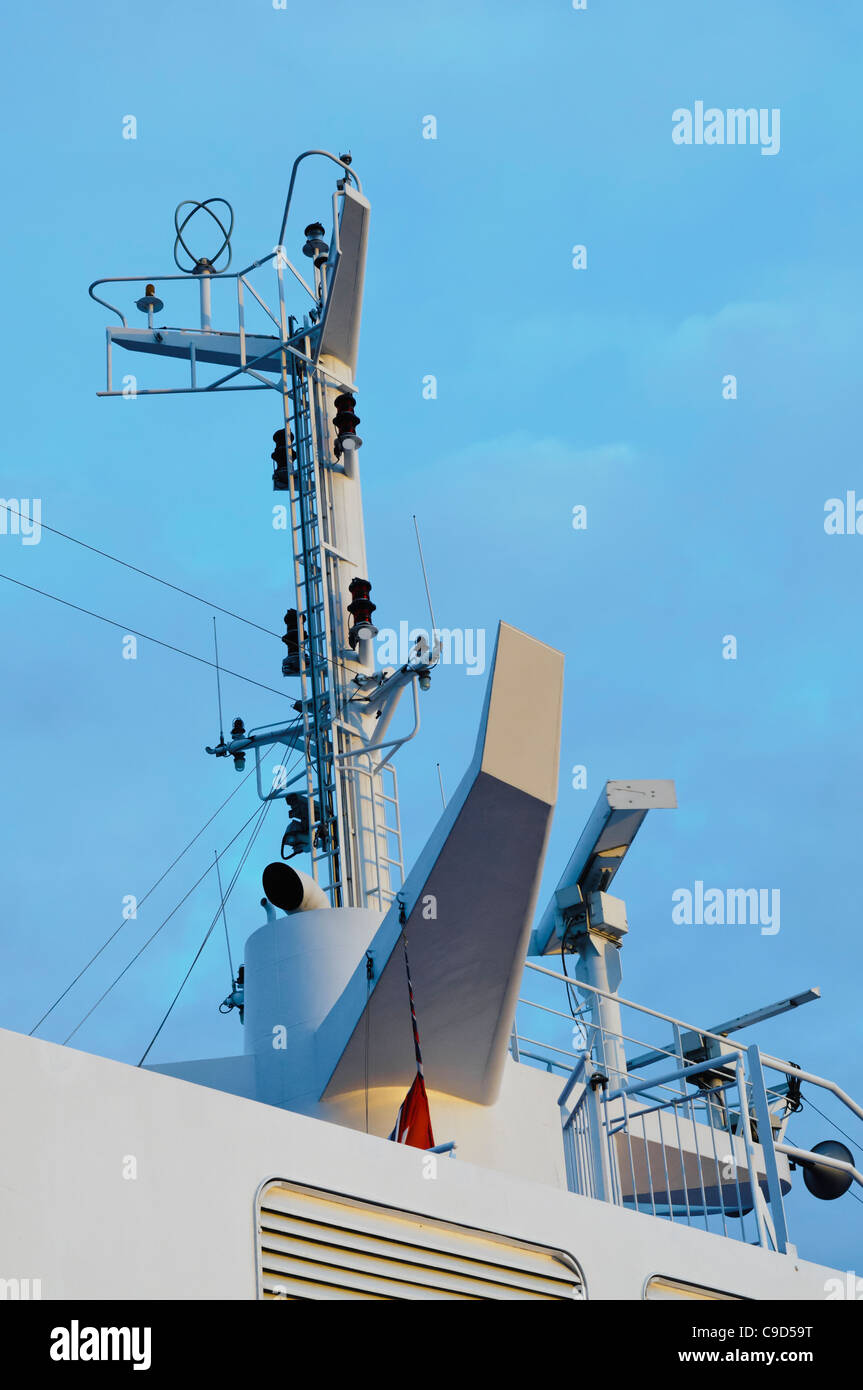Mât radar d'un ferry moderne Banque D'Images
