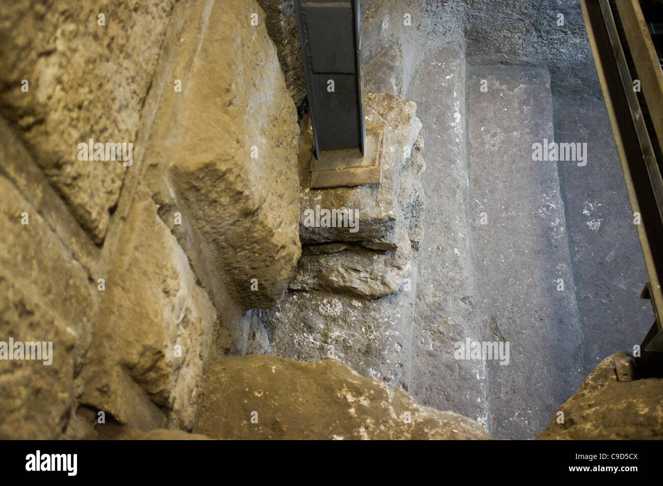 Jérusalem, Israël. 23 Nov, 2011. Vue de dessus du traditionnel bain rituel juif dans lequel pièces anciennes ont été découvertes scientifiques fournissant une confirmation que le Mur occidental et Robinson's Arch construction n'était pas achevé dans la vie du roi Hérode. Banque D'Images