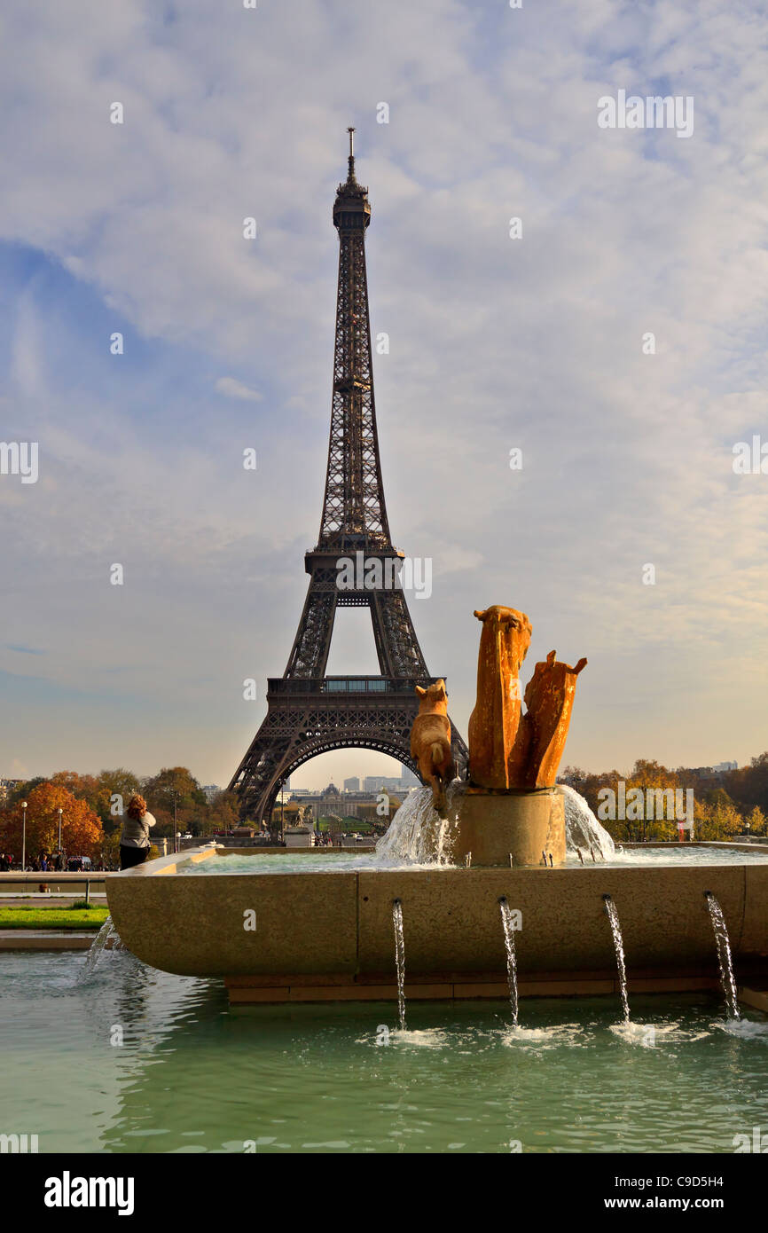 La Tour Eiffel depuis le Trocadéro, l'hôtel Jardins de Paris, France. Banque D'Images