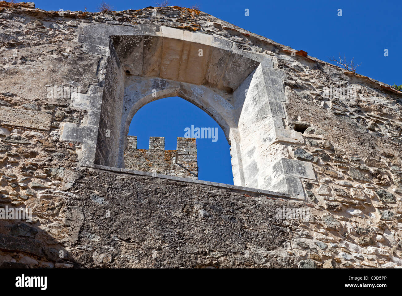 Le château de Leiria garder vu à travers le 19e siècle de fausses ruines romantiques fenêtre. Leiria, Portugal. Banque D'Images