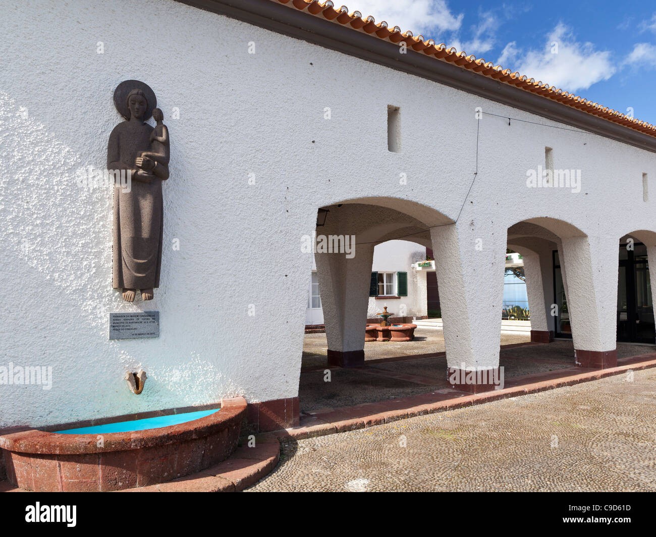 Senhora de Fatima statue avec fontaine - Santana, Madeira, Portugal, Europe Banque D'Images