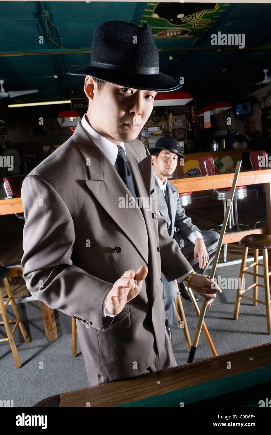 La mafia asiatique dans une salle de billard Photo Stock - Alamy