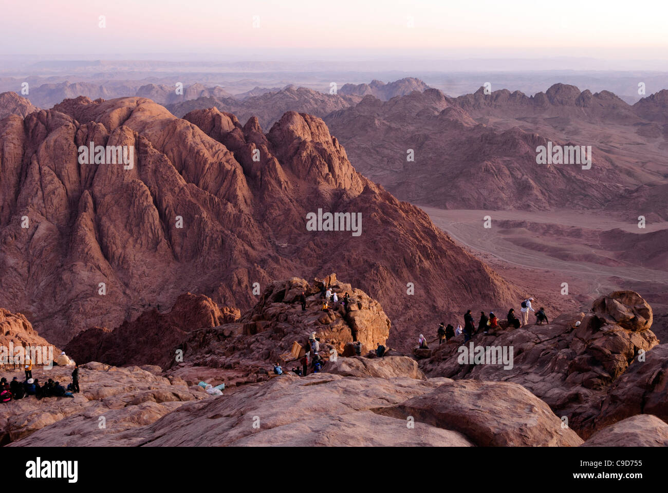 Les touristes regardant le lever du soleil sur le mont Sinaï - péninsule du Sinaï, Égypte Banque D'Images