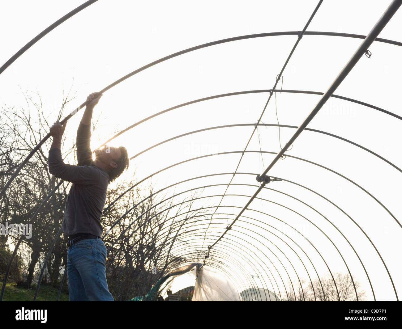 L'Italie, le Piémont, l'homme de faire des réparations sur l'intérieur d'une structure d'émissions Banque D'Images