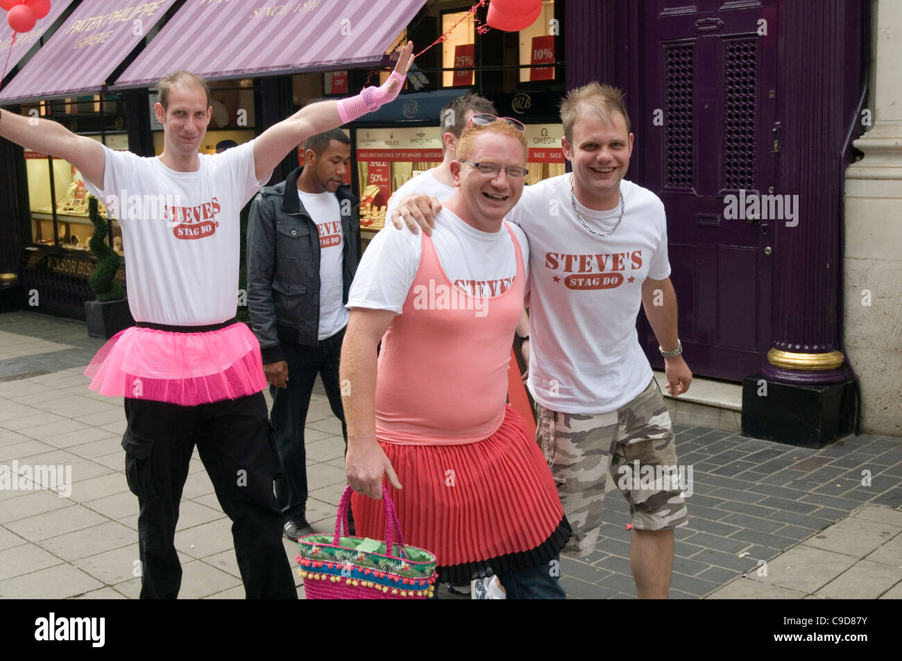 Stag night n nuits ivre en public boire boire le meilleur homme marié mariage bestman nuits Banque D'Images