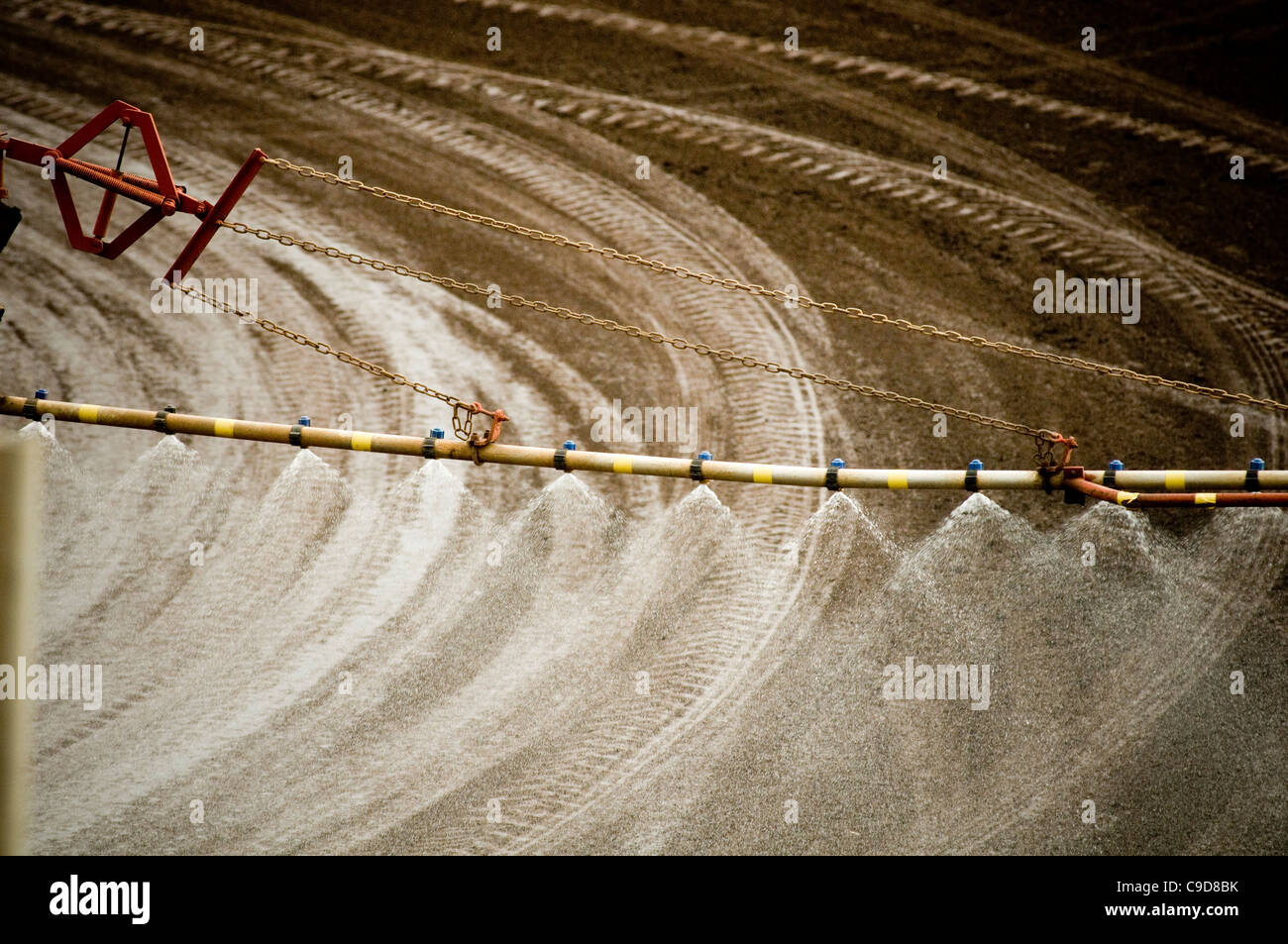La pulvérisation de pesticides pesticides tracteur tracteurs pulvérisation chimique pulvérisations herbicides Les herbicides chimiques gouttelettes gouttelettes de brouillard Banque D'Images
