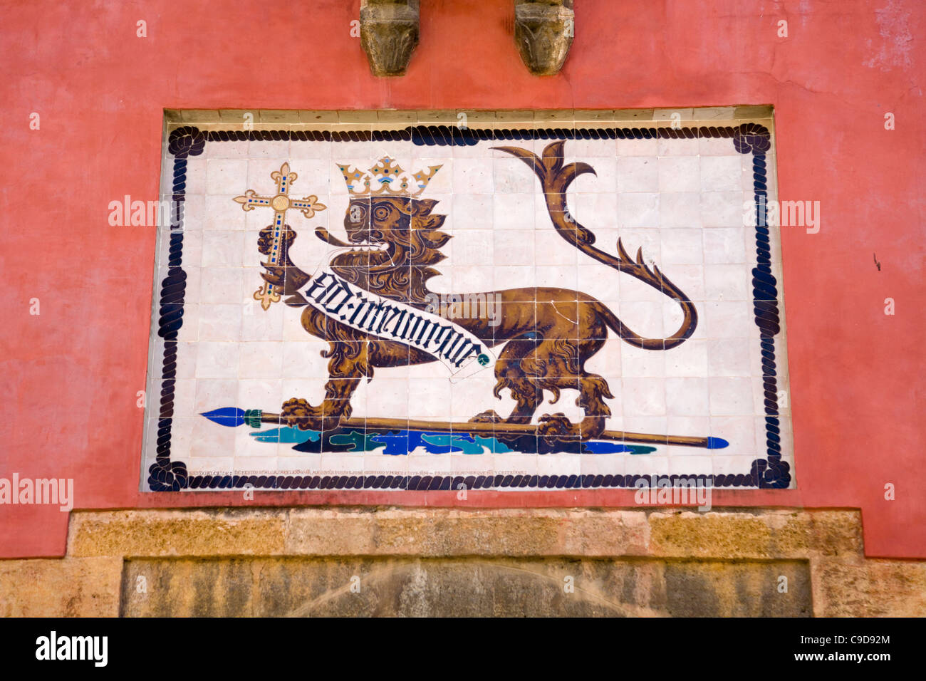 Photo / herald en carreaux de céramique au-dessus de la porte du Lion / Lion à l'entrée de l'Alcazar de Séville / Séville. Espagne Banque D'Images