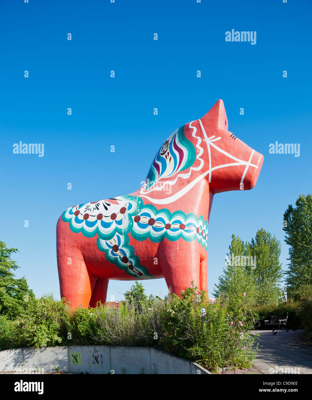 Dala énorme cheval. Un symbole de Dalécarlie en Suède. Banque D'Images Dala énorme cheval. Un symbole de Dalécarlie en Suède. Banque D'Images