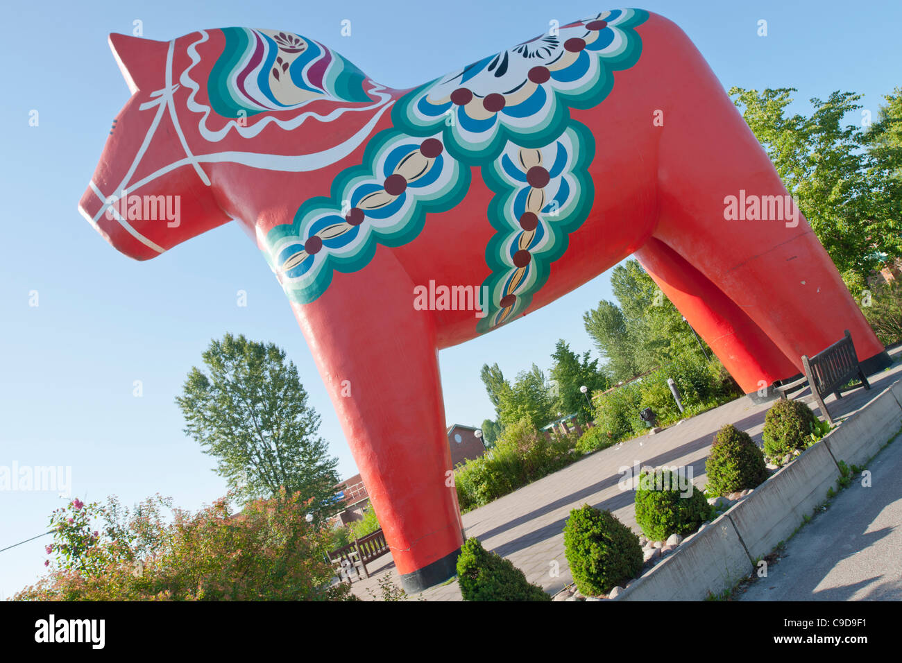 Dala énorme cheval. Un symbole de Dalécarlie en Suède. Banque D'Images Dala énorme cheval. Un symbole de Dalécarlie en Suède. Banque D'Images