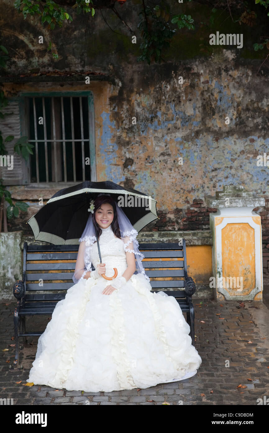 Vietnam, Hoi An, Mariage mariée mise à l'abri de la pluie Banque D'Images