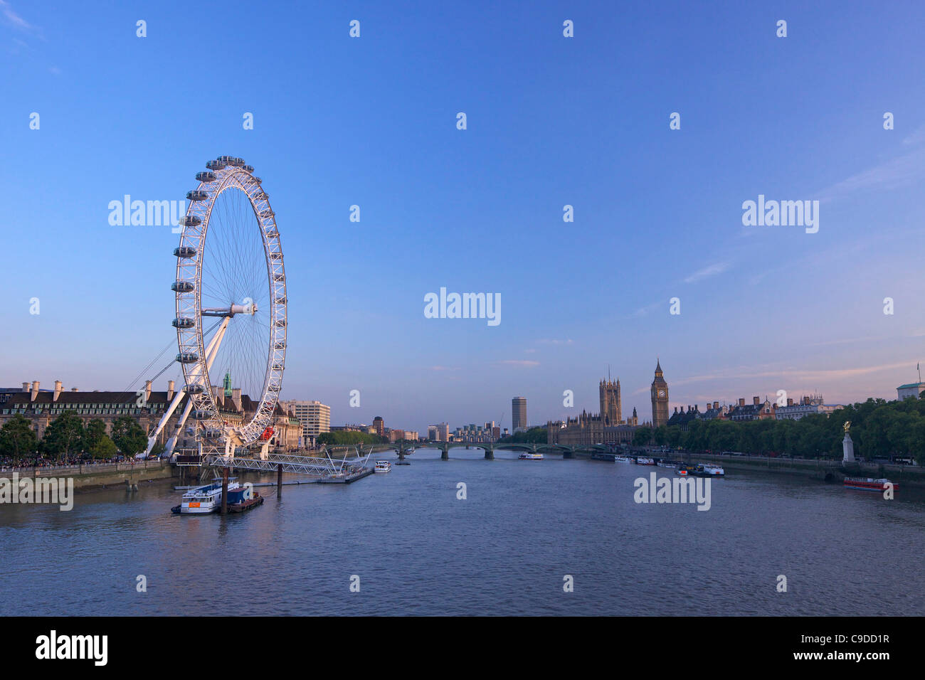 Vue sur le London Eye, les Maisons du Parlement, Big Ben et la Tamise en soirée le soleil d'été Banque D'Images