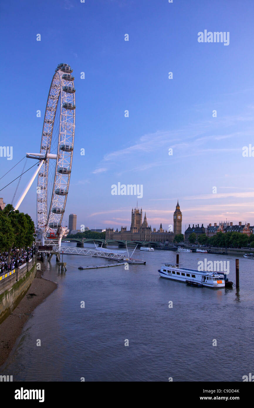 Vue sur le London Eye, les Maisons du Parlement, Big Ben et la Tamise, le Golden Jubilee Bridge en soirée le soleil d'été Banque D'Images