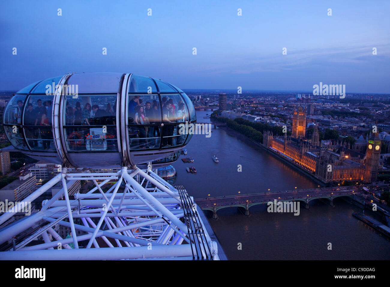 Avis de voyageurs de pod capsule, chambres du Parlement, Big Ben et la Tamise, le London Eye au crépuscule, Londres, Angleterre Banque D'Images