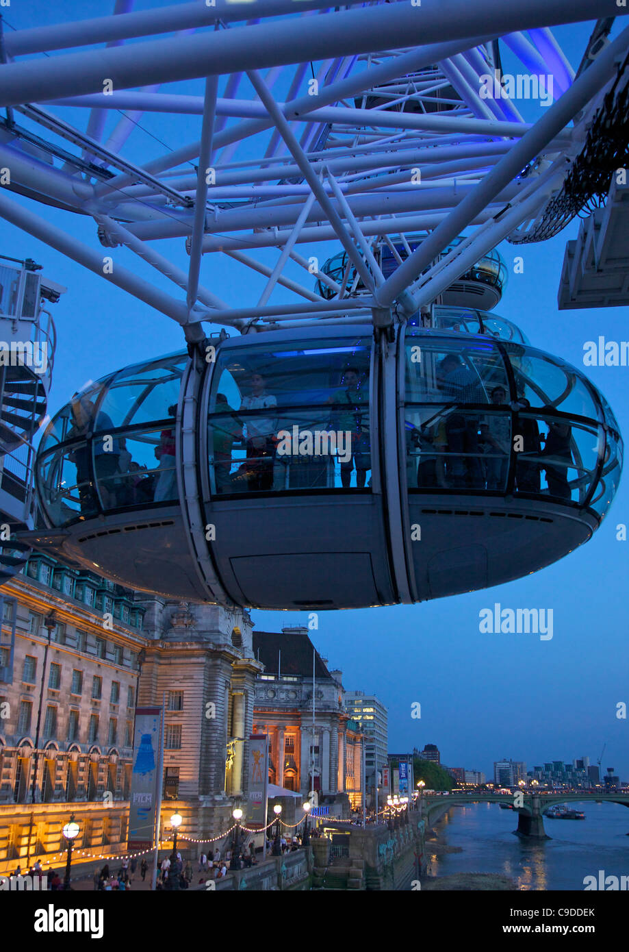 Avis de voyageurs de pod capsule de la London Eye au crépuscule, South Bank, Londres, Angleterre, Royaume-Uni, Royaume-Uni, GO, Grande-Bretagne, B Banque D'Images