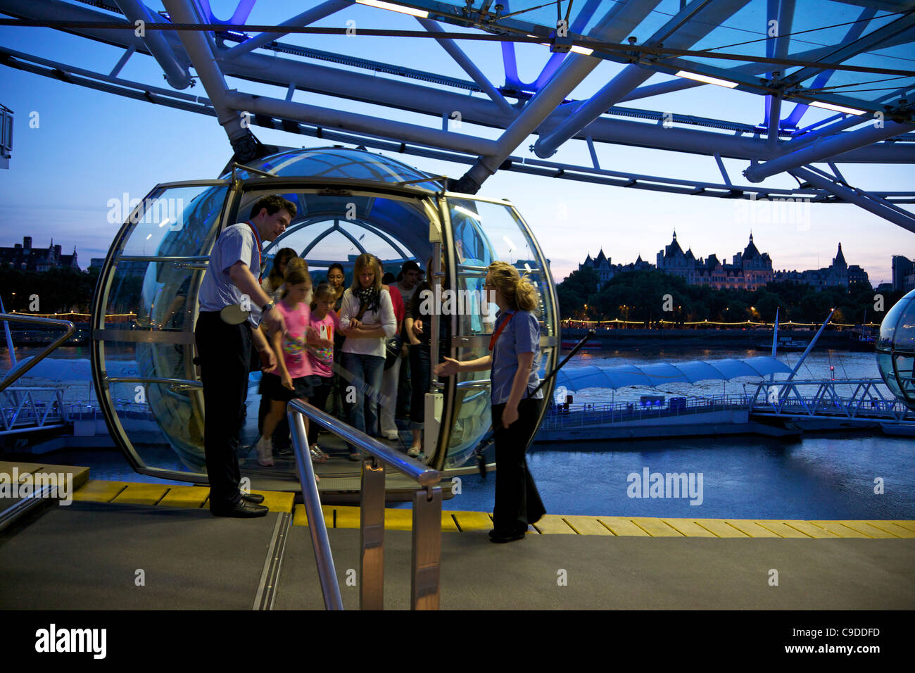 Avis de voyageurs de pod capsule de la London Eye au crépuscule, South Bank, Londres, Angleterre, Royaume-Uni, Royaume-Uni, GO, Grande-Bretagne, Banque D'Images
