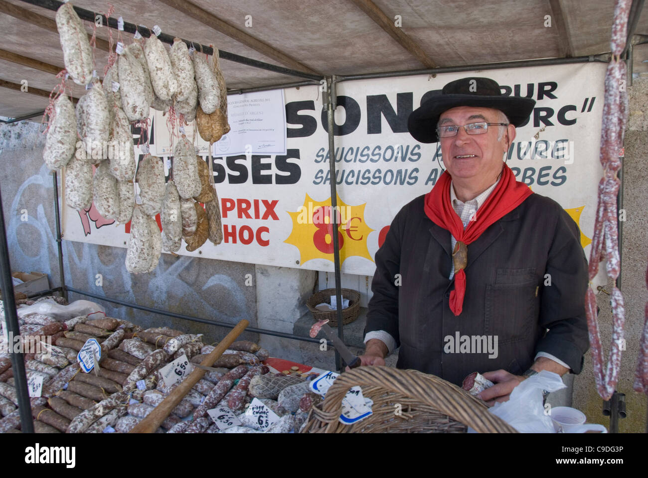 Saucisson vendeur sur le marché à Amboise, Indre-et-Loire, France. Banque D'Images