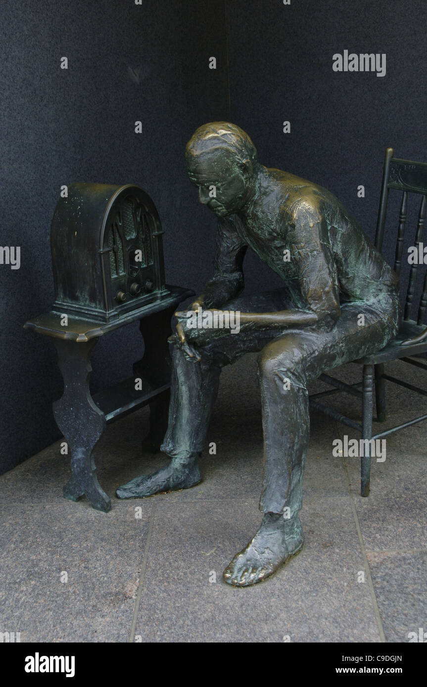 Franklin Delano Roosevelt Memorial. Statue en bronze.Il représente la grande dépression. L'homme l'écoute d'une conversation au coin du feu à la radio Banque D'Images
