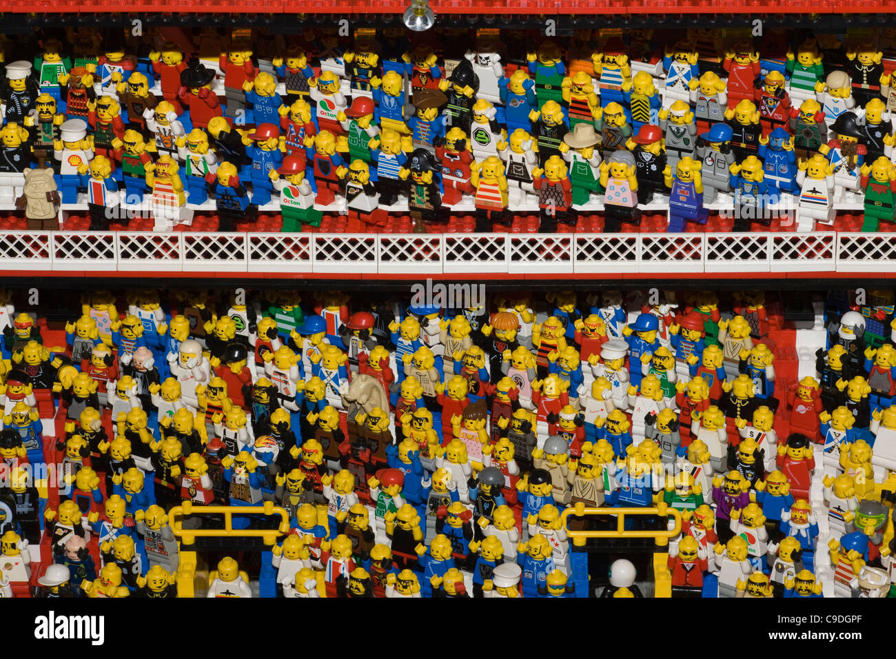 Modèle Lego stadium et mini figure foule à la Convention Lego au Musée vapeur GWR à Swindon Banque D'Images