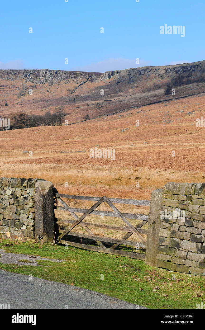 Mur en pierre sèche et gate, Stanage Edge, Peak District National Park, Angleterre Banque D'Images