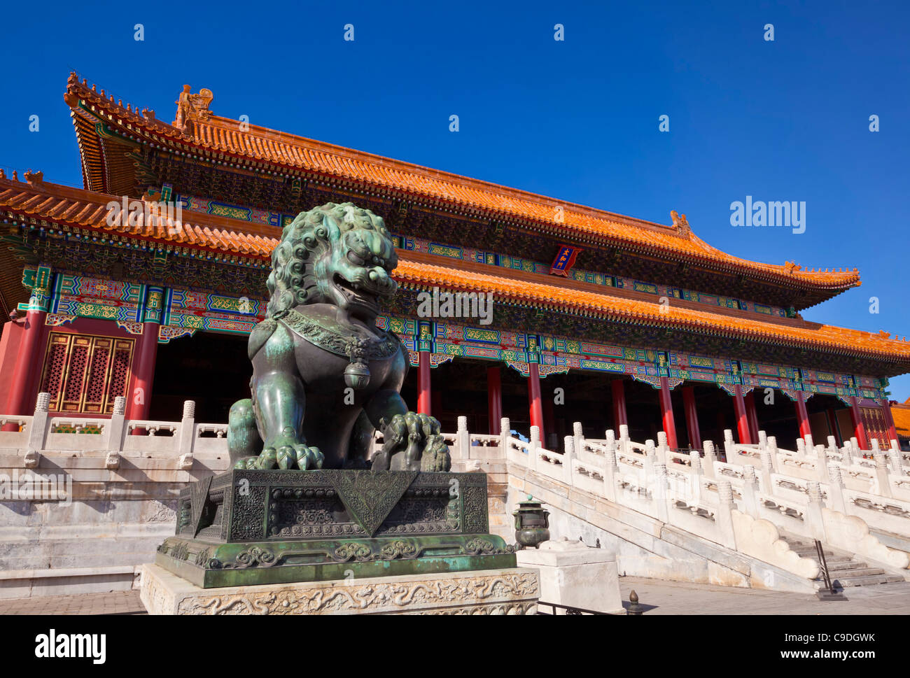 Homme lion en bronze, porte de l'harmonie suprême, cour extérieure, la Cité Interdite, Beijing, République populaire de Chine, l'Asie Banque D'Images