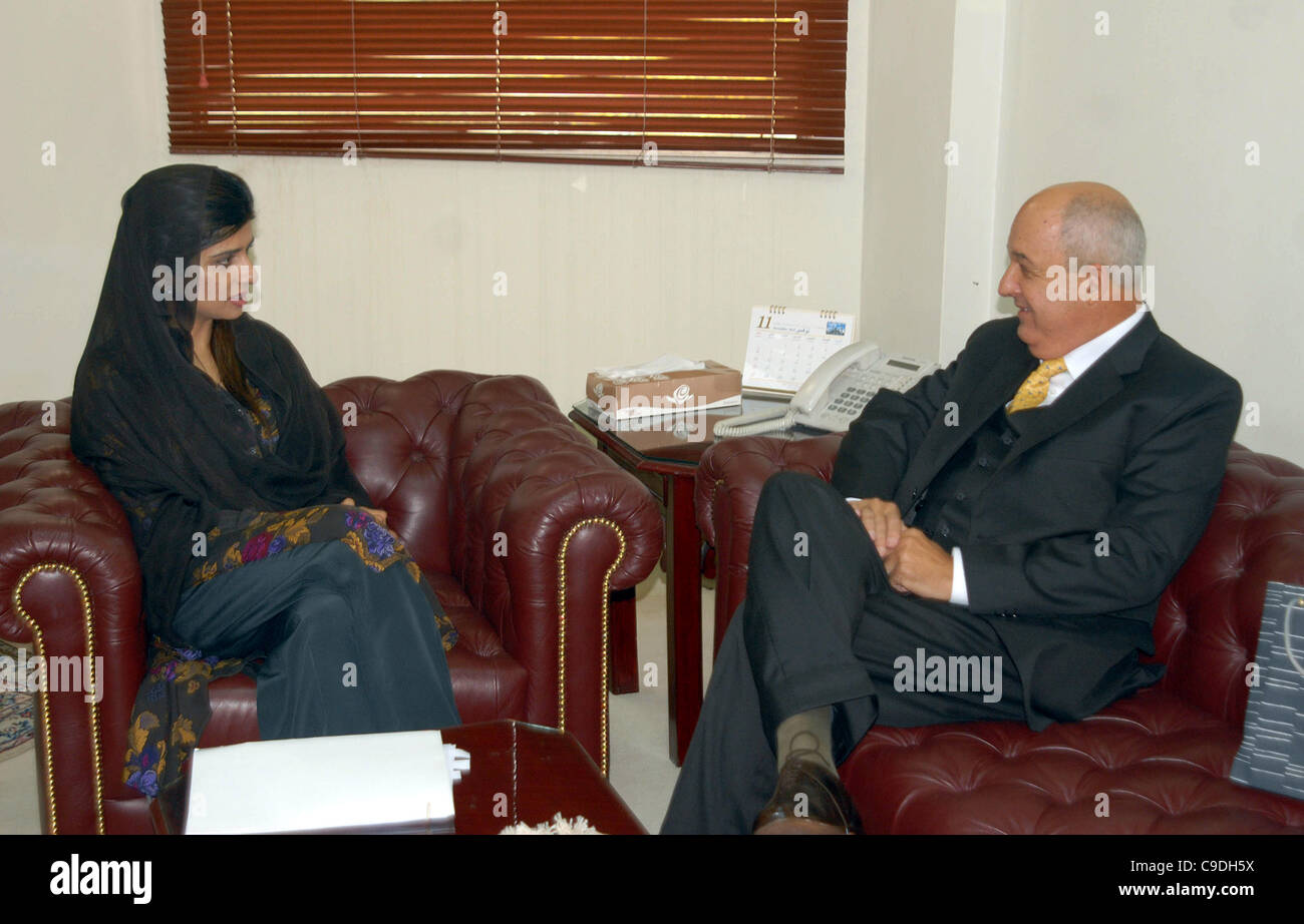 Ministre fédéral des affaires étrangères, Hina Rabbani Khar dans rencontre avec Jésus Zenen Buergo Concepcion l'Ambassadeur de la République de Cuba, à Islamabad Banque D'Images