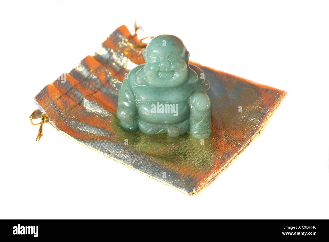 Petit Bouddha en pierre de jade chinois cadeau souvenir figure sur un cordon d'or sac cadeau Banque D'Images