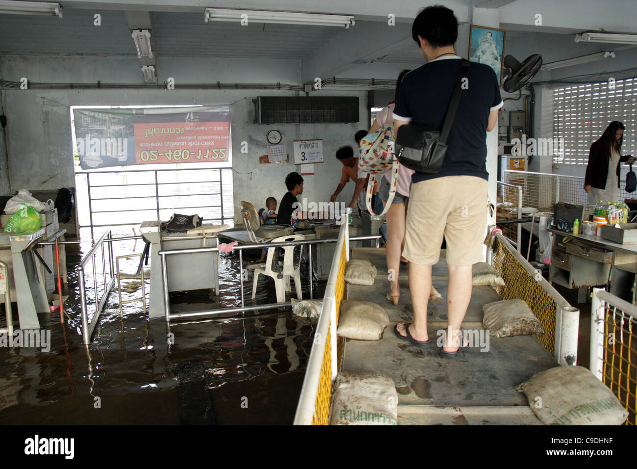 Les gens du pont piétonnier , les inondations à Khlong San Pier à Bangkok , Thaïlande Banque D'Images