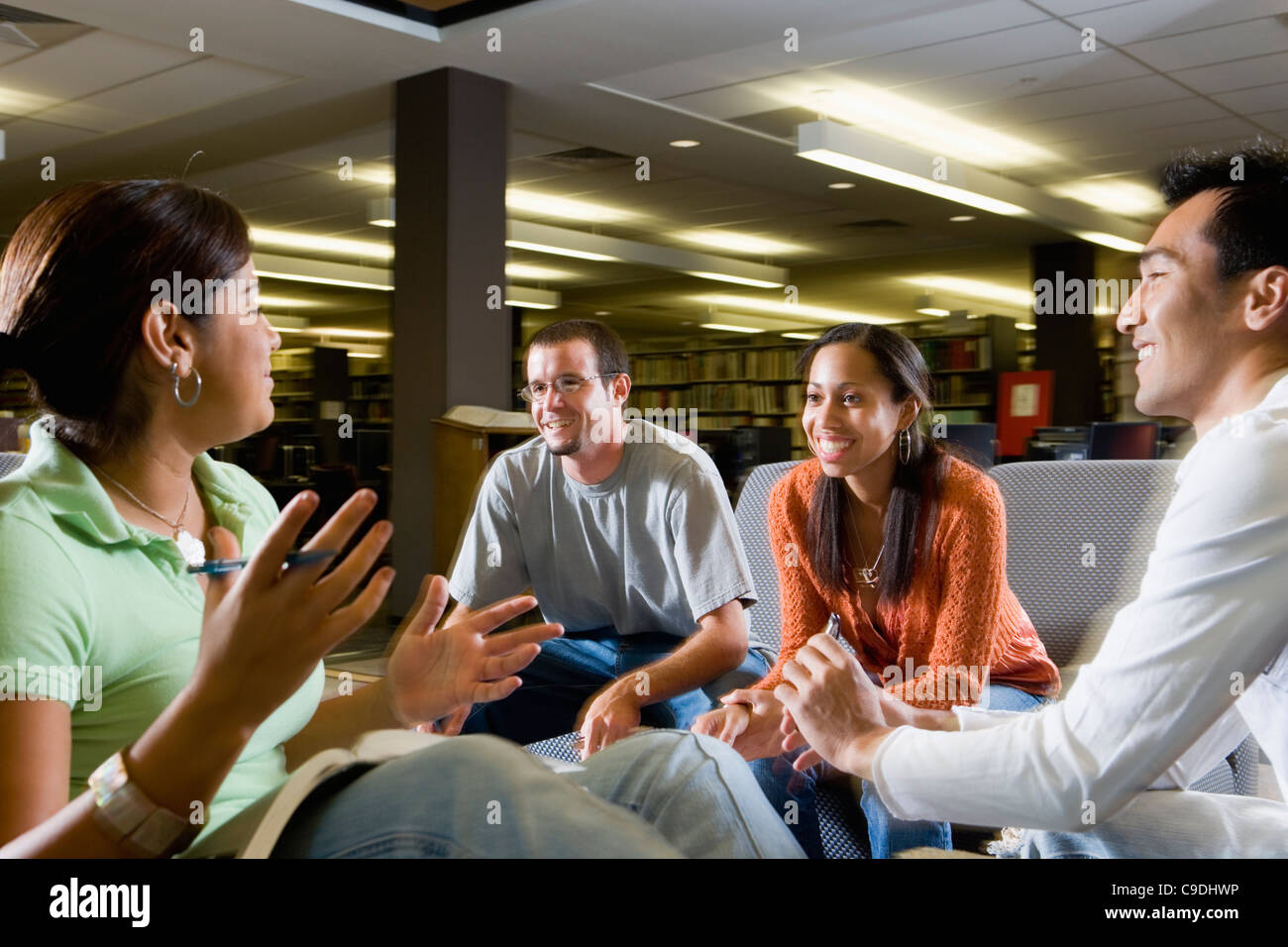 Les étudiants dans l'étude de canapés assis sur la bibliothèque Banque D'Images