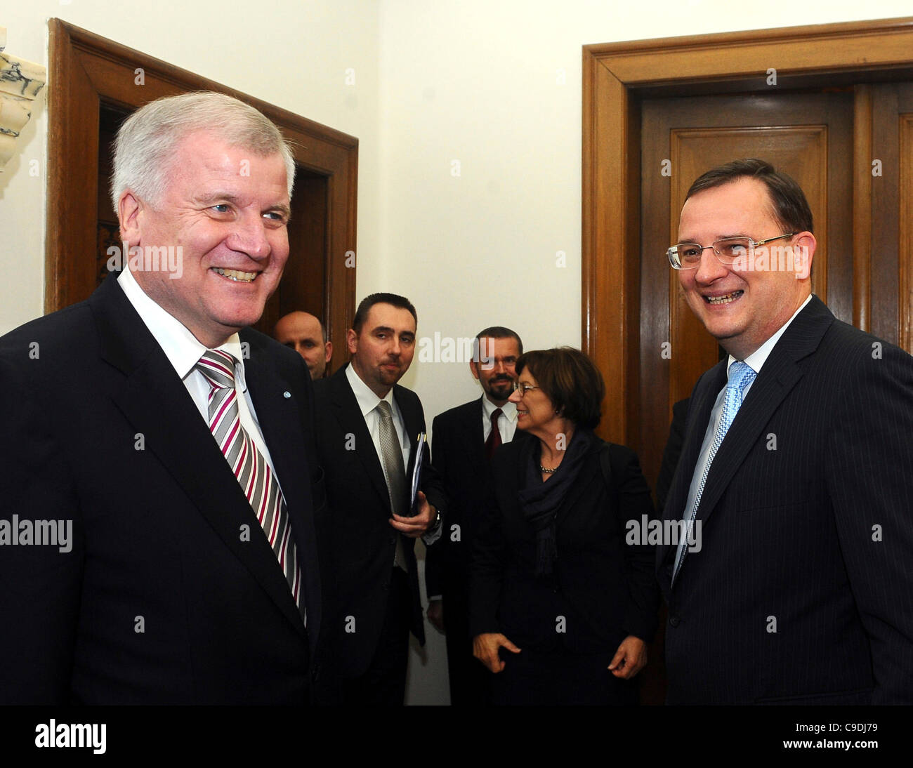 Le premier ministre tchèque Petr Necas, droite, rencontre le Premier Ministre bavarois Horst Seehofer, à gauche, à Prague, en République tchèque, le mercredi, Novembre 23, 2011. (Photo/CTK Stanislav Peska) Banque D'Images