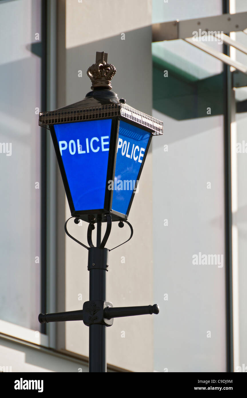 Lampe bleu au siège de l'autorité de la police du Grand Manchester, Central Park, Newton Heath, Manchester, Angleterre, Royaume-Uni. Banque D'Images