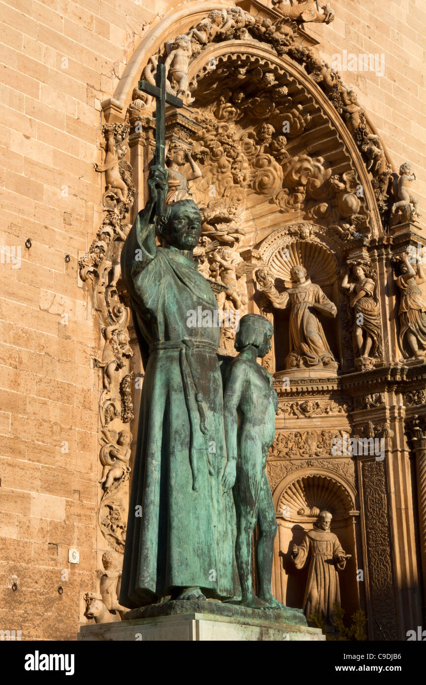 Statue fray Junipero Serra Sant Francesc de l'église de Palma de Mallorca Majorque isle Baléares Espagne Europe Banque D'Images