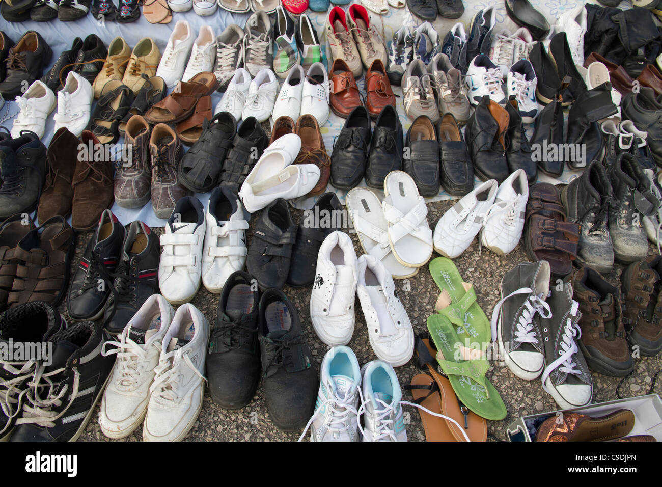 Chaussures d'occasion à vendre en ville marché Espagne Photo Stock - Alamy