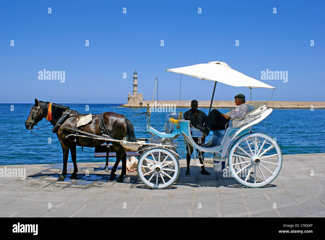 Cheval traditionnel et panier sur quai de la ville de l'île de Crète, Grèce Banque D'Images