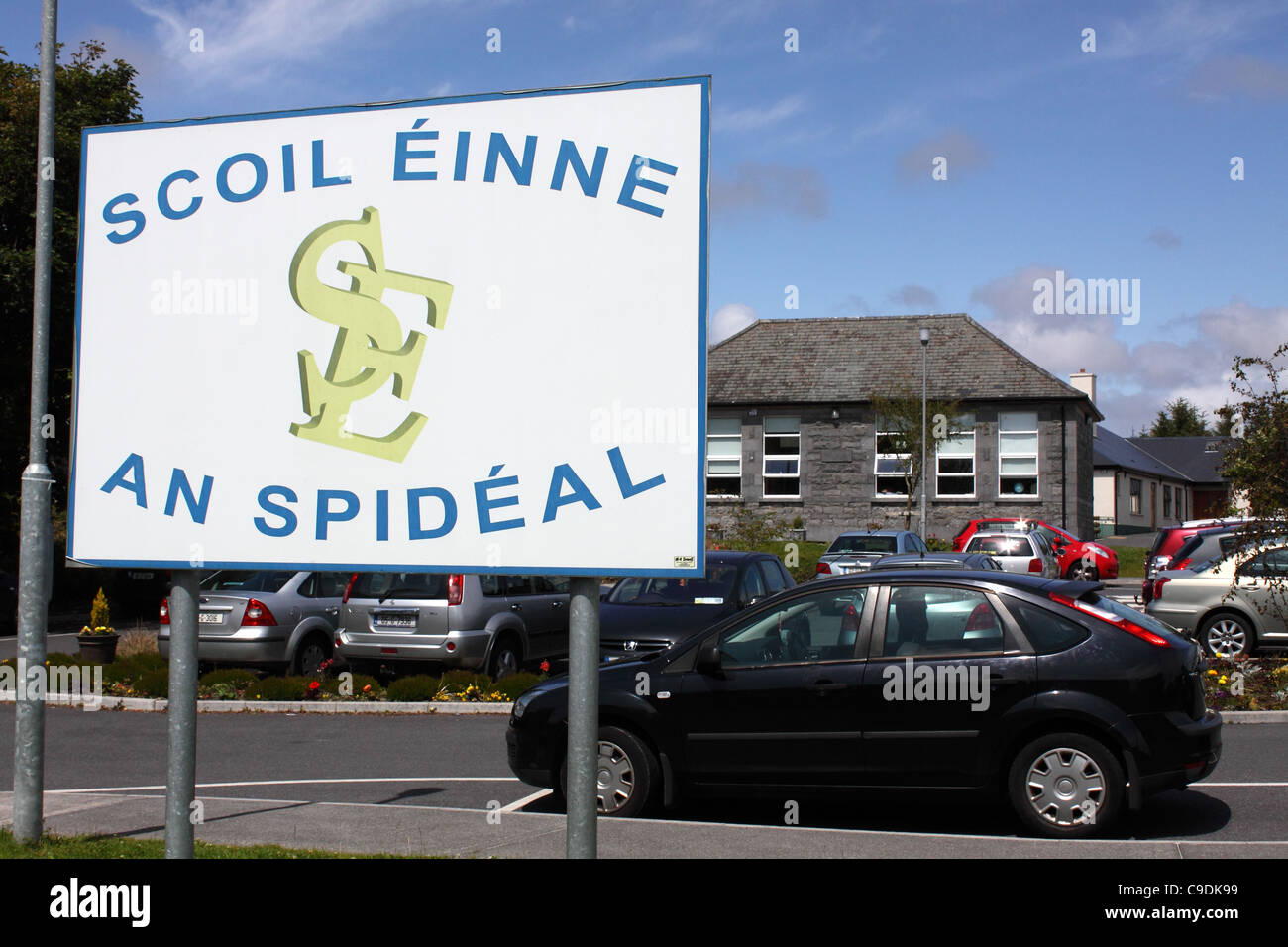 Scoil Einne, une école primaire à Spiddal, Connemara, Irlande, avec signe écrit en gaélique irlandais / Banque D'Images