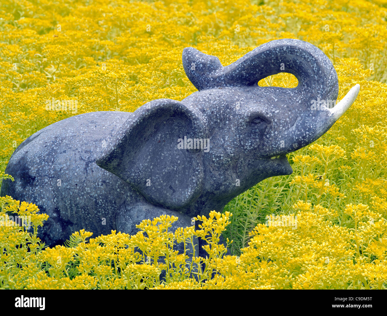 Elephant schulpture dans jardin. Banque D'Images
