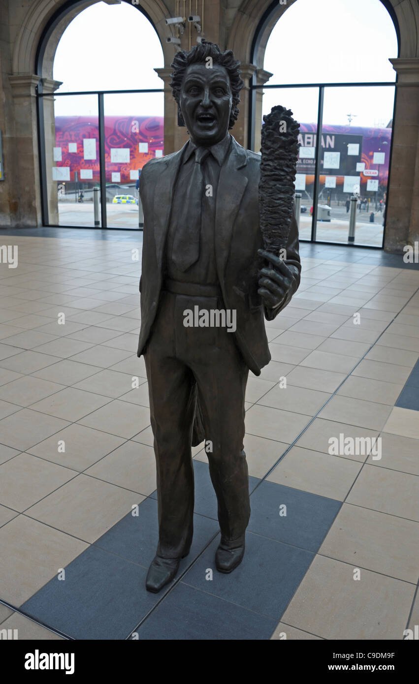 Ken Dodd et chatouillant stick statue à la gare de Lime Street, Liverpool, Merseyside, Angleterre, Royaume-Uni Banque D'Images