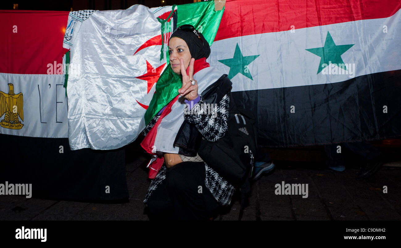 Paris, France, protestation arabe, Egyptiens manifestant contre le régime militaire en Egypte, femme musulmane france, posant le front du drapeau avec le signe de la paix, manifestations, politique internationale, manifester en france, drapeaux de pays Banque D'Images