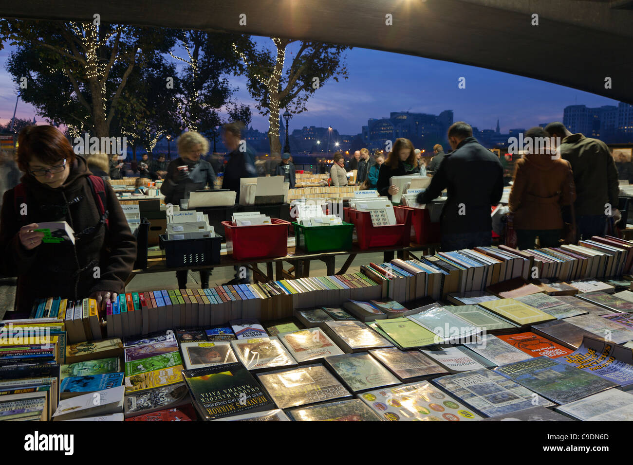L'air libre de vente de livres d'occasion sur la rive sud de Londres avant Noël au crépuscule Banque D'Images