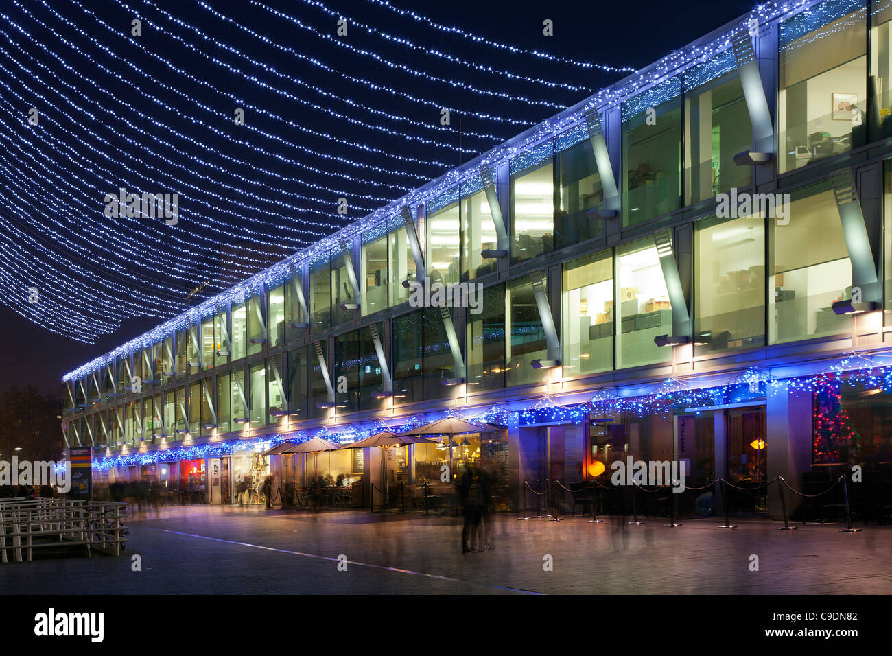 Les lumières de Noël sur la rive sud, Londres la nuit, à l'intermédiaire de lignes de lumières de Noël Banque D'Images