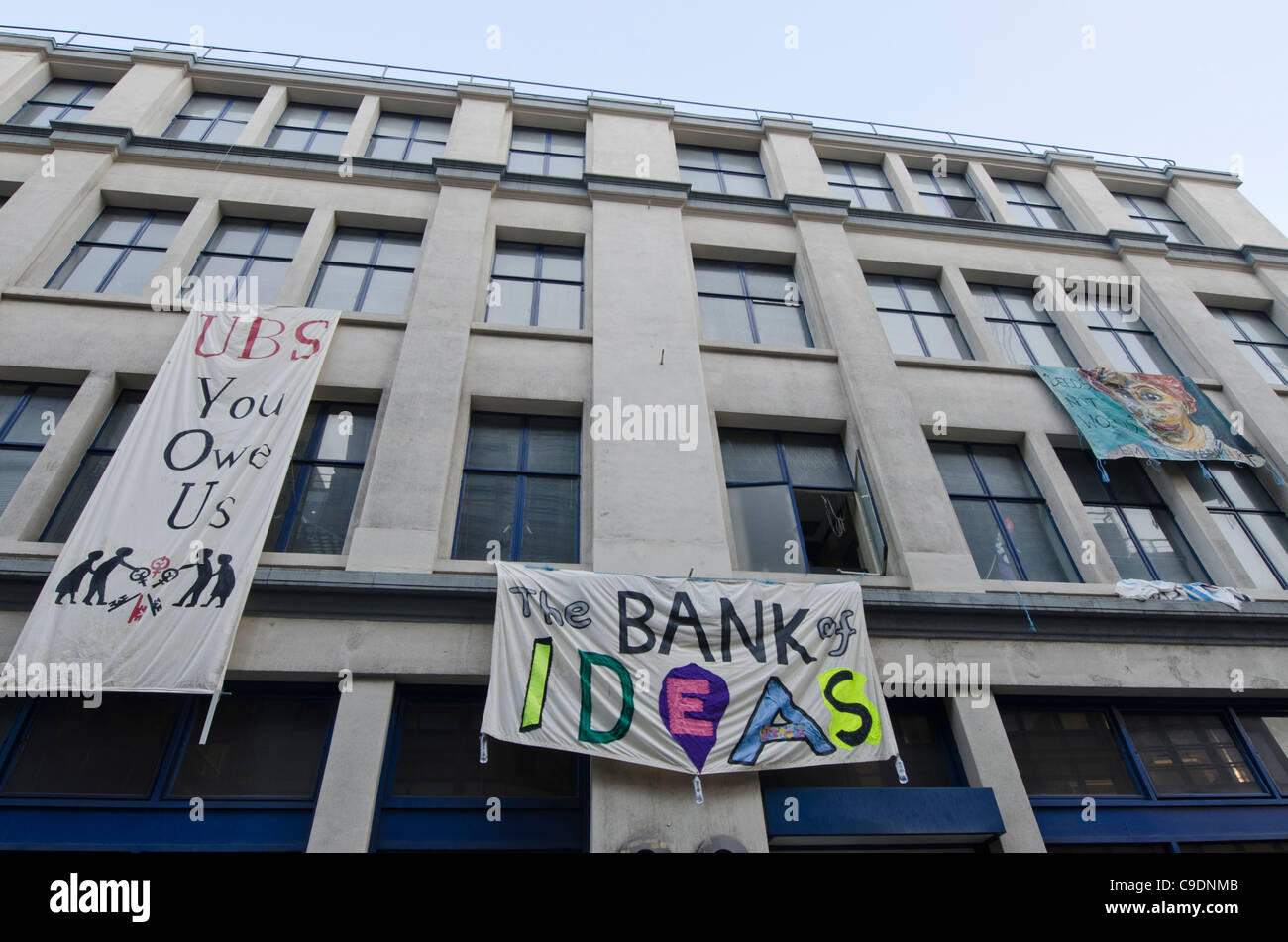 Les défenseurs de la justice économique occupait un immeuble de bureaux abandonnés appartenant à la banque UBS l'a ouvert au public - 'Banque d'idées" Banque D'Images